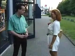 Little one Barbara, güzel retro klipte bir adamın kendisini soymasına izin veriyor