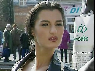 ลาเดล Ragazza ตระกูล (1995) กับแอนนิต้าสีบลอนด์