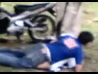malay- tudung Quickie Sex bawah Pokok