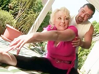Granny Fucks neue Yoga-Lehrer