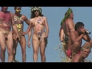 Mädchen mit lackierten Karossen hither der russischen FKK-Strand