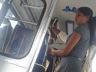 ศรีตูดสาวสำนักงานศรีน่ารักในรถบัส