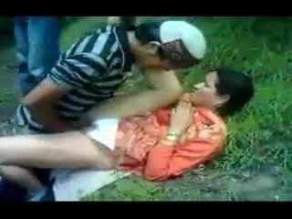 desi mãe fodido por 3 meninos na floresta