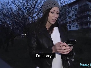 Publiczne agencie Szczupła brunetka z titillating ciała i wielki tyłek