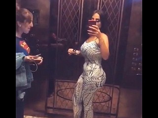 セクシーなジャンプスーツを身に着けているアラブの雌犬