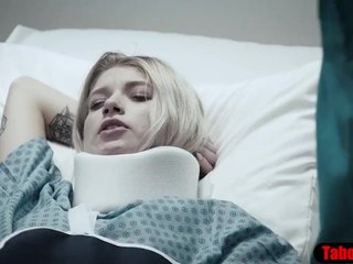 El doctor da paciente baño de una esponja y chilling sonda vaginal