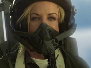 Hardcore e batendo grupo desagradável com pilotos pornográficos rabo quente