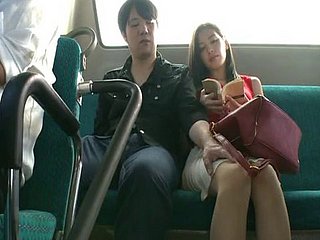 porra pública sobre o ônibus faz Miyuki Yokoyama cum duro