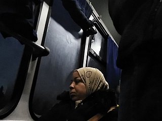 女人不能停止看着隆起