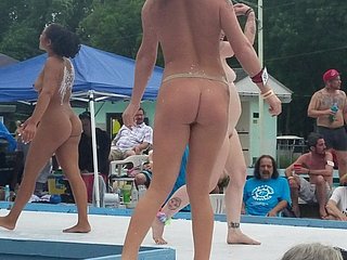 chicas desnudas Go Go en una Desnudos Poppin 2019