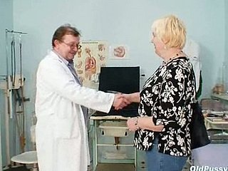 Chubby mamá rubia examen médico coño peludo