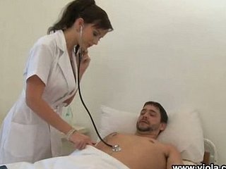 Perawat Membawa Perawatan 2 Pasien