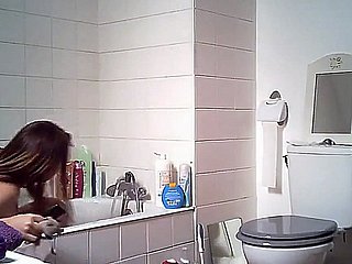 mia sorella fa pipì e nourishment il bagno